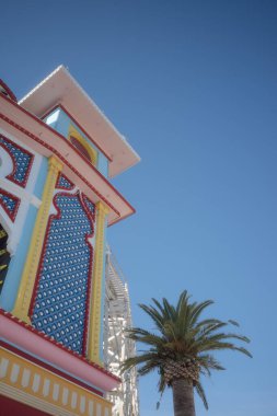 Retro Pastel Karnavalı ve mavi yaz gökyüzünün altında palmiye ağaçları