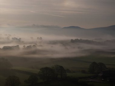 Misty Morning Drone Sunrise Eshton Nr Malham 'ı vurdu.