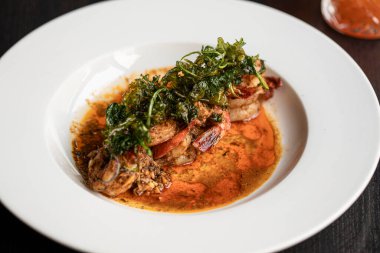 Çorba ve kızarmış garnitürle pişirilmiş karides.