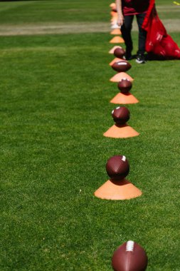 Turuncu tatbikat konilerinde futbol topları