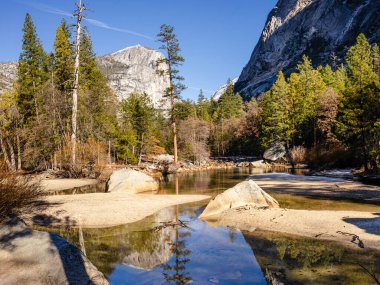 Yosemite Ulusal Parkı 'ndaki Tranquil Mirror Lake