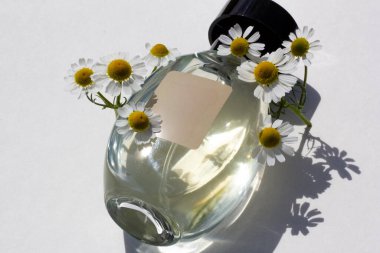 Çiçeklerle pazarlama için parfüm şişesi