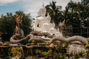 Wat Nong Chik, Krabi, Tayland 'da Buda Heykelleri ve Naga Heykeli