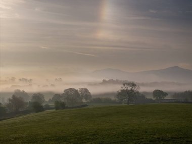 Misty Morning Drone Sunrise Eshton Nr Malham 'ı vurdu.
