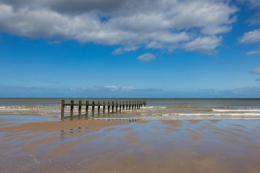 Endless, Rhyl, Wales sahilinde büyük bir rüzgar çiftliği