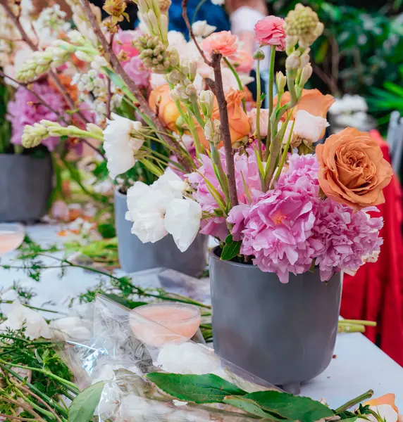 Saksıda bir buket çiçek