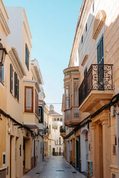 Ciutadella, Menorca 'da Balkon ve Kepenkli Tarihi Sokak