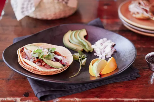 Tortilla ve garnitürlü taco.