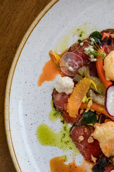 Renkli salata ile tabağın kenarı