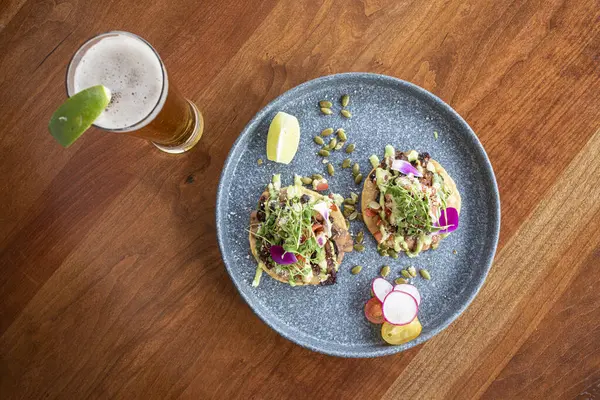 Tabakta biralı taco manzarası