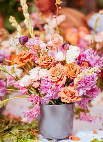 Bir buket güzel gül rengi.