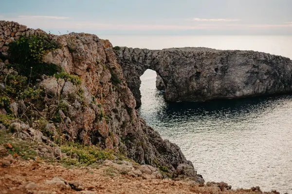 Günbatımında Pont d 'en Gil Rock Kemeri, Menorca