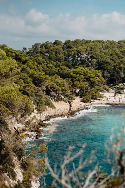 Macarella Sahili, Menorca 'daki Turkuaz Suları ve Çam Ormanı Sahili