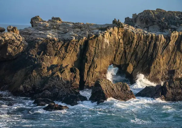 Kayalıklardaki vahşi okyanus