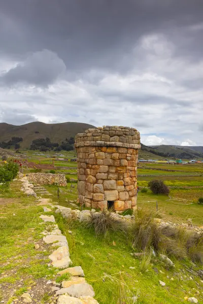 Molloco 'lu Chullpas, Peru' daki cenaze kuleleri.