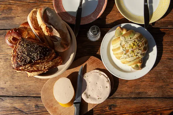 Kahvaltı masası ve lezzetli yemekler.