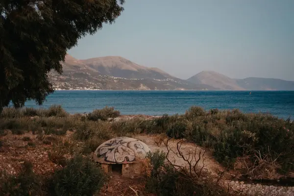 Arnavutluk 'un başkenti Qeparo' da deniz kenarındaki Grafiti kaplı Arnavut Sığınağı