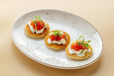 süzme peynirli gözleme ve havyar.