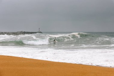 Newport, Wedge 'de sörfçü kama şekilli dalga