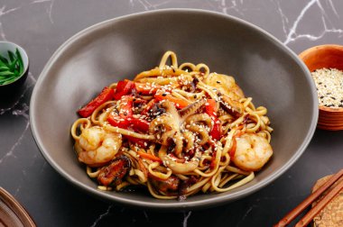 Deniz ürünleri ve soslu tava.