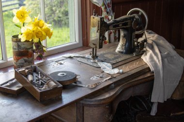 Taze Bahar Çiçekleri ile Antika Dikiş Masası