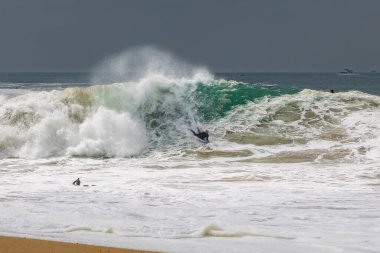 Bodyboardçu Wedge, Newport 'taki dalgayı kapatıyor.
