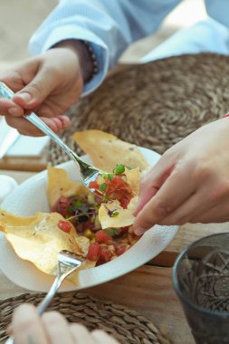 Çıtır mısır tortilla üzerine taze ton balıklı ceviche.