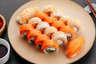 Karidesli suşi, kırmızı balık soya sosu ve Çin çubuğu.