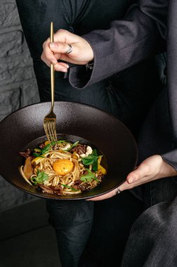 Biftek ve yumurtalı udon eriştesi.