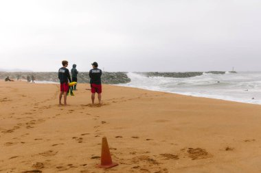 Wedge, Newport 'taki büyük dalgalar sırasında cankurtaranlar denetliyor.
