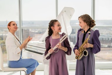 Piyano, Flüt ve Saksafon Performansı ile Müzik Topluluğu