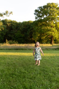 Kız parkta dikilip bağırıyor..