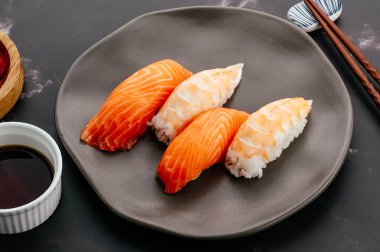 Somon suşisi, karides suşi ve soya sosu.