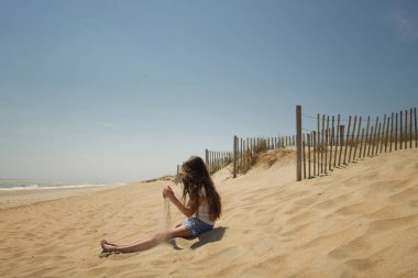 Cape Hatteras Ulusal Denizlerinde oynayan genç kız.