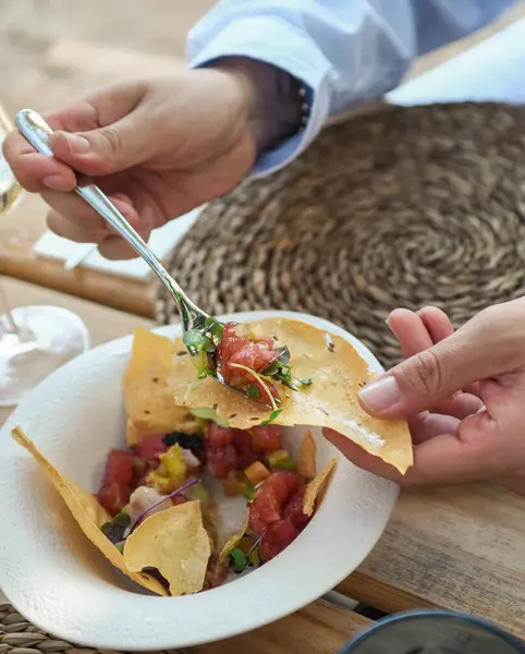 Çıtır mısır tortilla üzerine taze ton balıklı ceviche.
