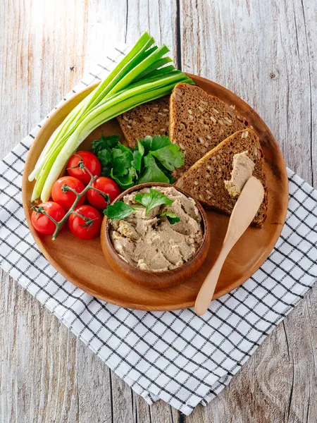 Patatesli, soğanlı ve domatesli ekmek.