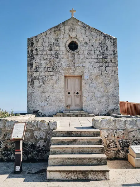 Denize bakan bir yamaçtaki tarihi taş şapeli.