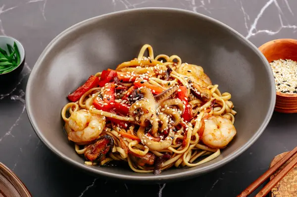 Deniz ürünleri ve soslu tava.