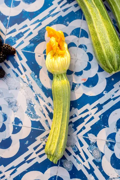 Böğürtlen, kabak ve kabak çiçekleri mavi kiremitlerde.