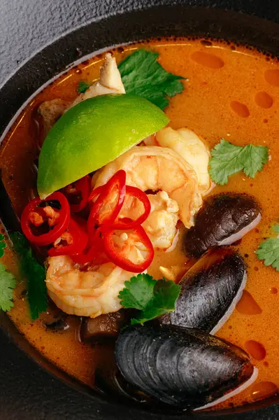 Karides makro fotoğraflı Tom yum çorbası.