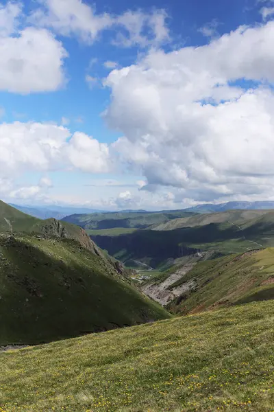 Vadisi olan dağ manzarası .