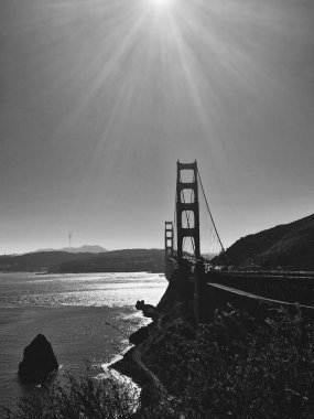 Golden Gate Köprüsü 'nün siyah beyaz manzarası