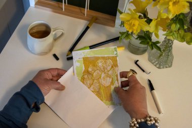El yapımı Nergis Sanat Kartı Zarfın İçinde Kayıyor