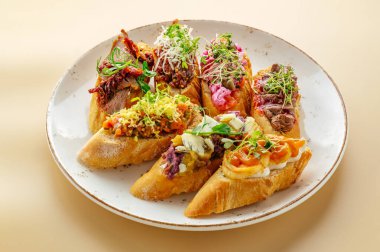 Tabakta malzemelerle çeşitli bruschetta.