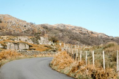 Ulpha, Duddon Vadisi, Cumbria UK 'de virajlı dağ yolu.