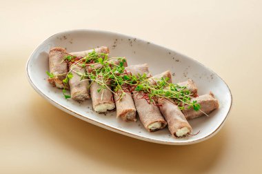 Doldurulmuş et ve şifalı otlar.