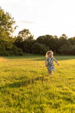Parkta koşup bağıran mutlu kız