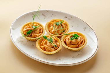 Köpüklü tartlar ve tabakta otlar.