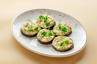 Bitkilerle doldurulmuş patlıcan.