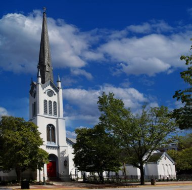 St. John 's Piskoposluk Kilisesi bulutlu mavi gökyüzüne doğru yükseliyor